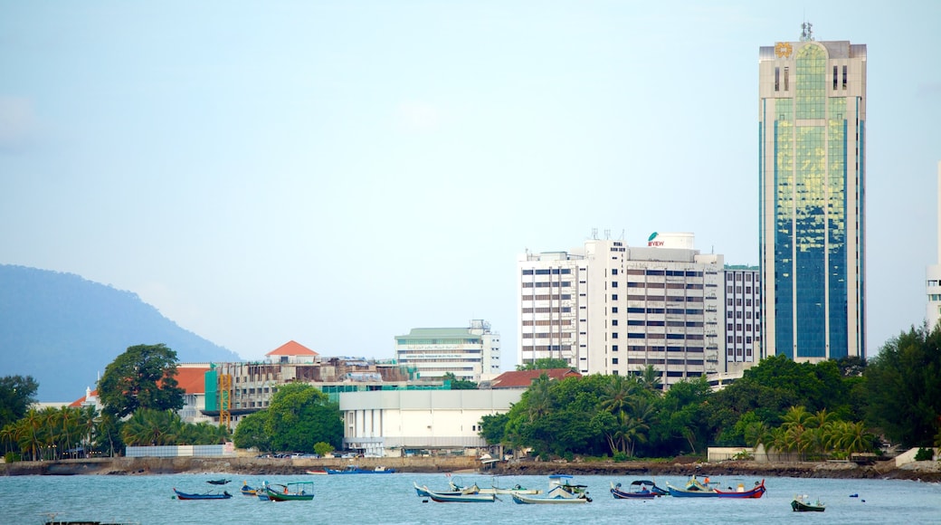 Georgetown showing central business district, a high rise building and boating