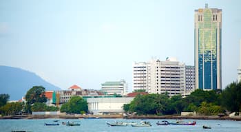 Georgetown showing central business district, a high rise building and boating