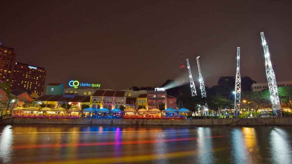 Clarke Quay Mall que incluye arquitectura moderna, una bahía o un puerto y escenas de noche