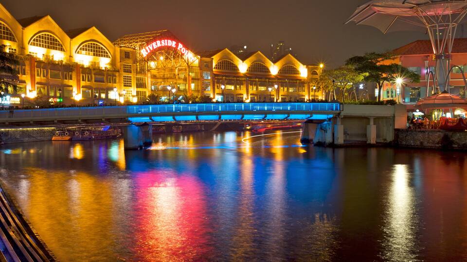 Clarke Quay Mall mostrando centro de negocios, un puente y escenas de noche
