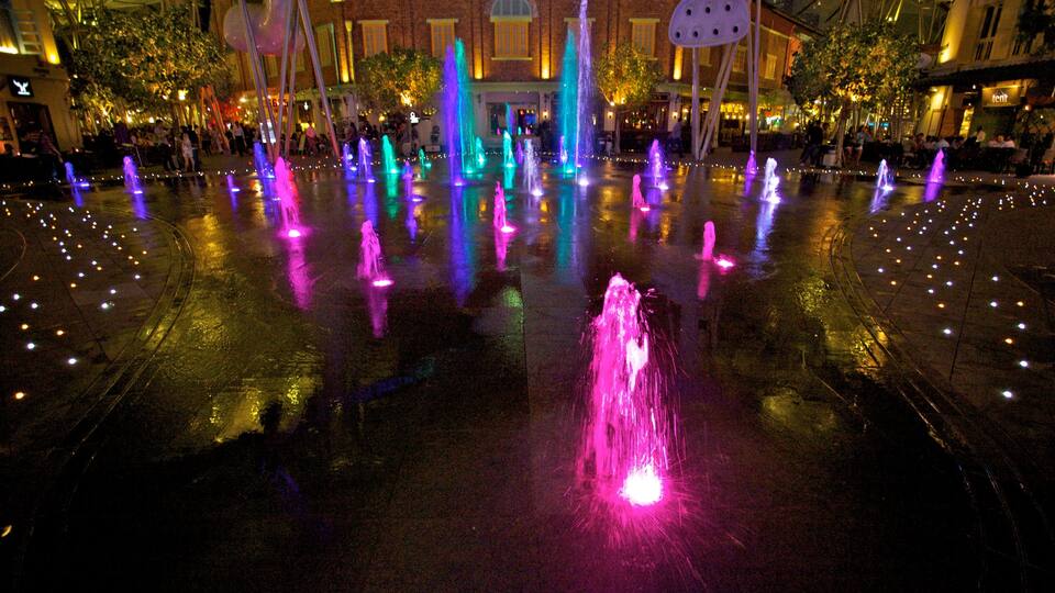 Clarke Quay Mall mostrando vida nocturna, escenas de noche y un parque