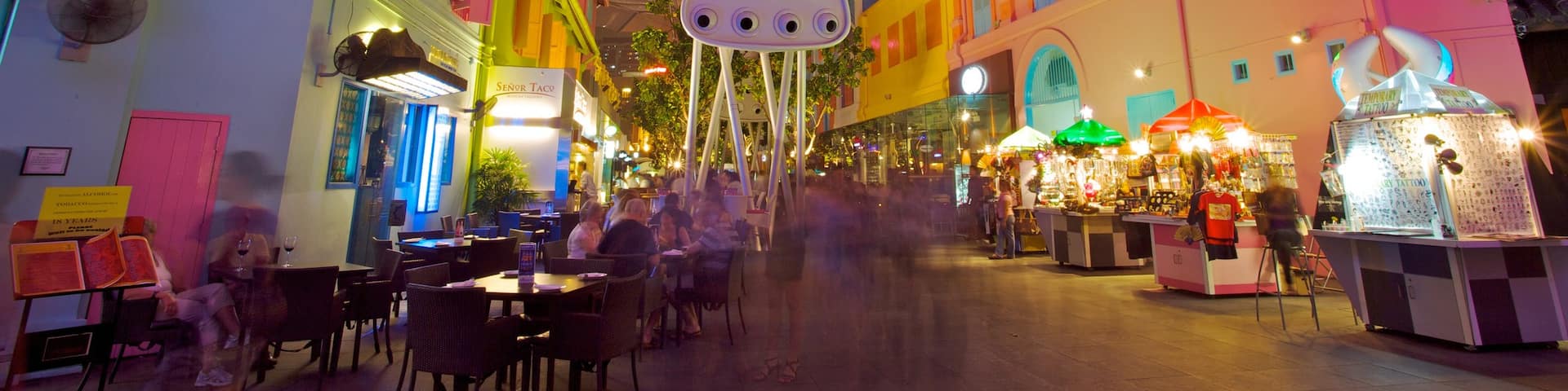 Clarke Quay Mall mit einem Einkaufen, Innenansichten und moderne Architektur