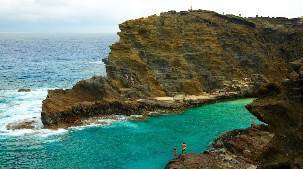 Honolulú mostrando vista panorámica, una playa de arena y una playa de piedras