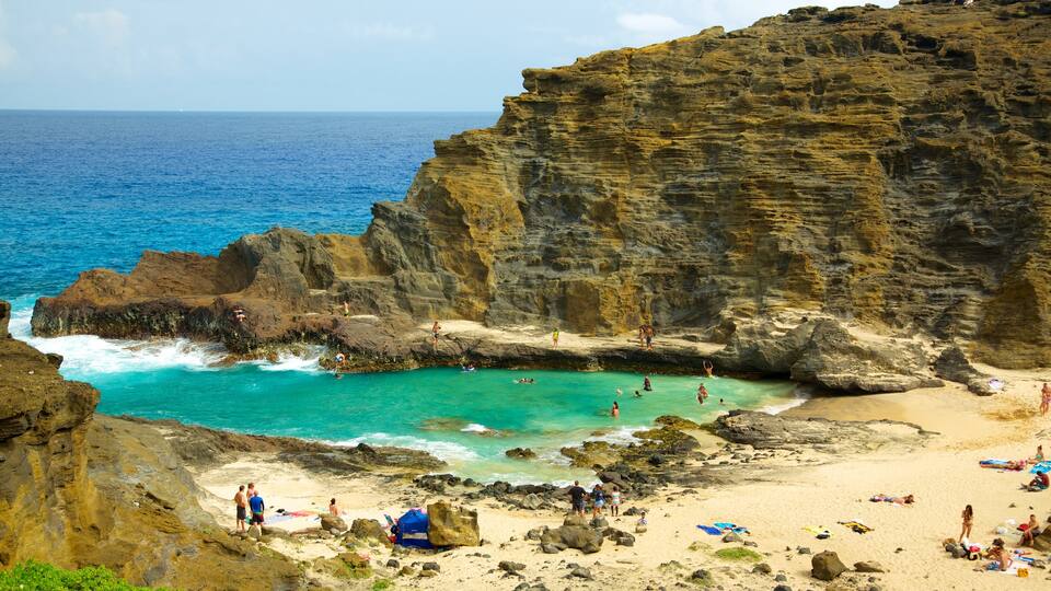 Honolulu featuring rugged coastline and landscape views