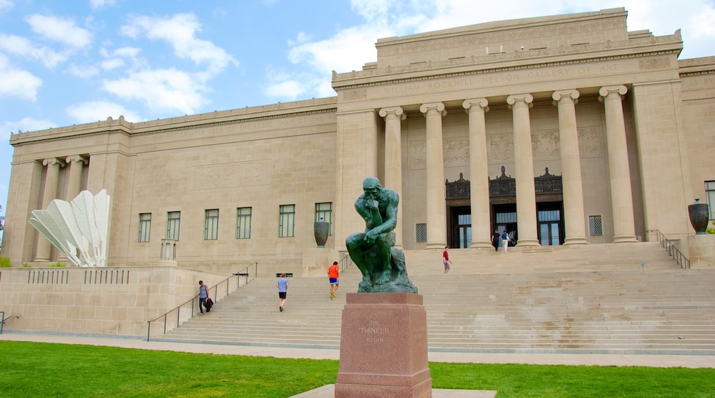 Bảo tàng Nghệ thuật Nelson-Atkins trong đó bao gồm pho tượng và kiến trúc di sản