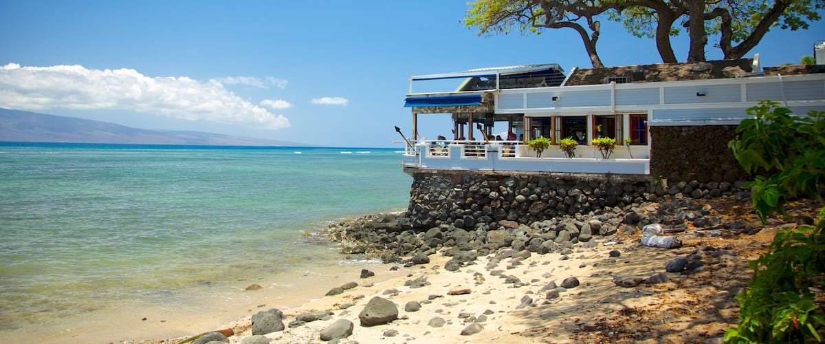 Lahaina ofreciendo una playa, una ciudad costera y una playa de guijarros