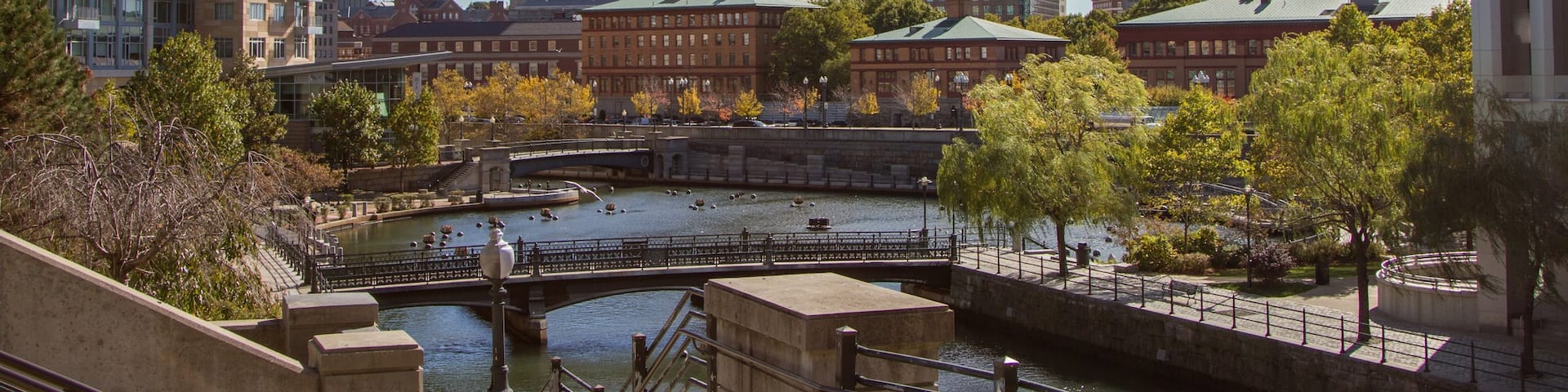 Providence das einen Stadtansicht, Fluss oder Bach und moderne Architektur