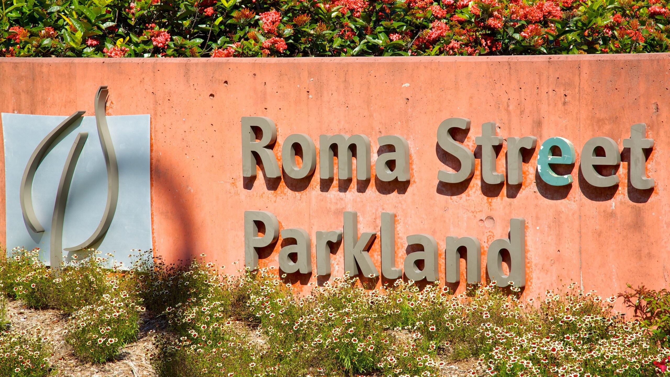 Roma Street Parkland ofreciendo señalización