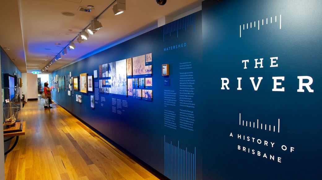 Museum of Brisbane som viser interiør og skiltning