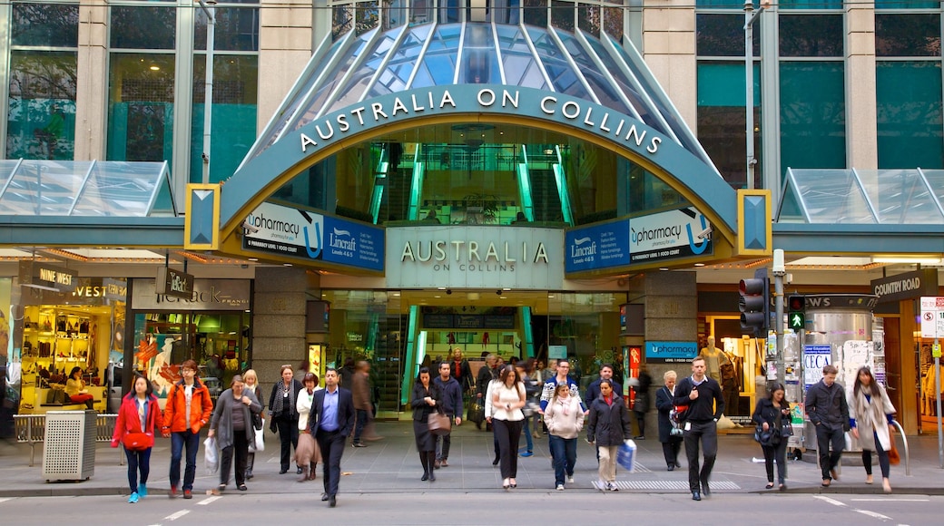 Collins Street ofreciendo arquitectura moderna, señalización y una ciudad