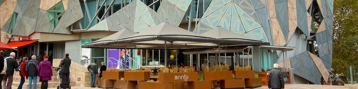 Federation Square welches beinhaltet Stadt, Platz oder Plaza und moderne Architektur