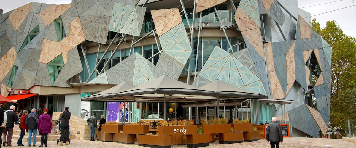 Federation Square qui includes ville, architecture moderne et square ou place