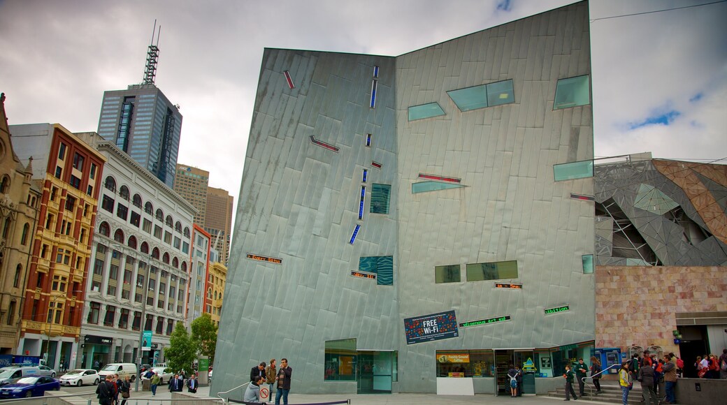 Federation Square que incluye una ciudad y arquitectura moderna
