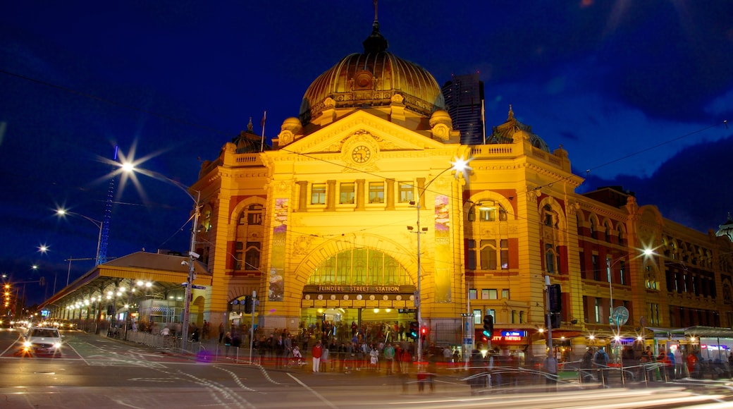 Melbourne som visar nattliv, historisk arkitektur och en stad