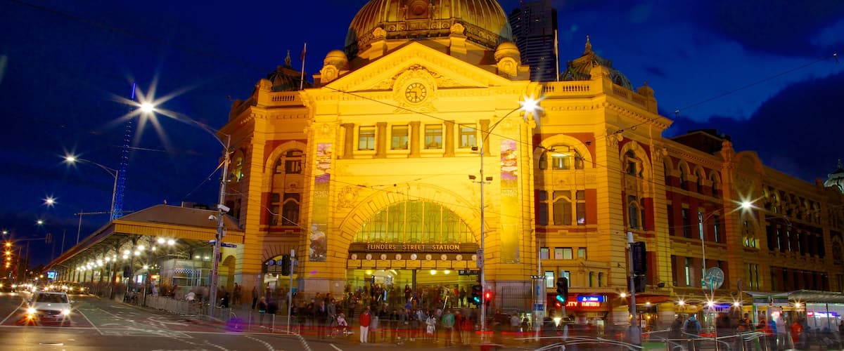 Melbourne que incluye escenas nocturnas, una ciudad y patrimonio de arquitectura
