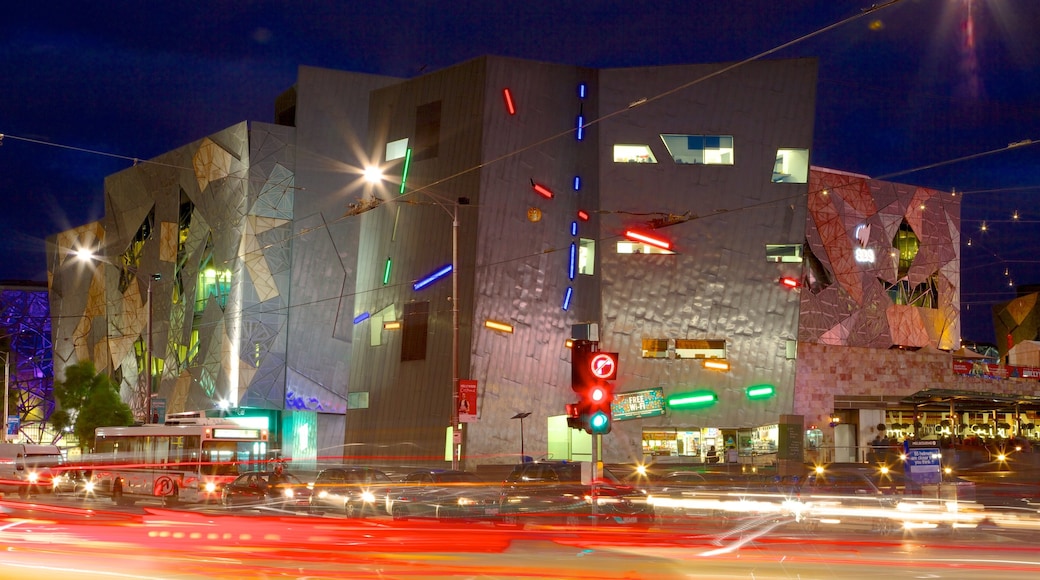 Federation Square ofreciendo un parque o plaza, escenas nocturnas y arquitectura moderna