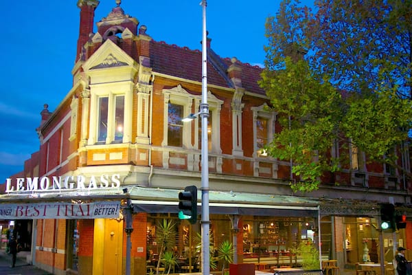 Lygon Street welches beinhaltet Straßenszenen, Beschilderung und historische Architektur