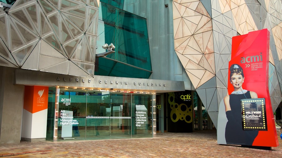 Australian Centre for the Moving Image montrant architecture moderne, ville et signalisation