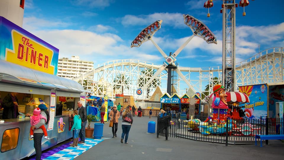 Luna Park inclusief attracties en bewegwijzering en ook een grote groep mensen