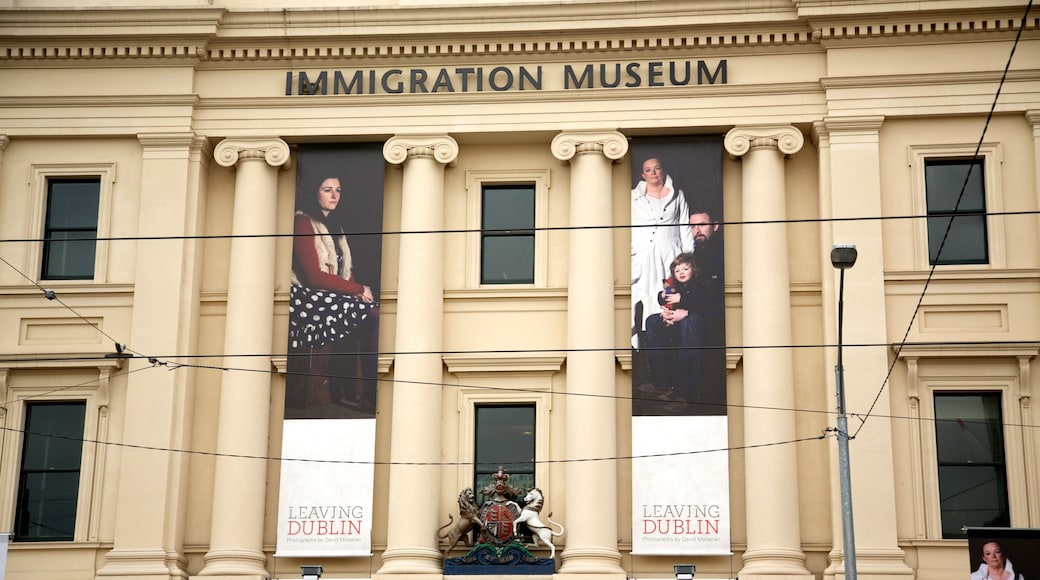 Immigration Museum welches beinhaltet Beschilderung und Stadt