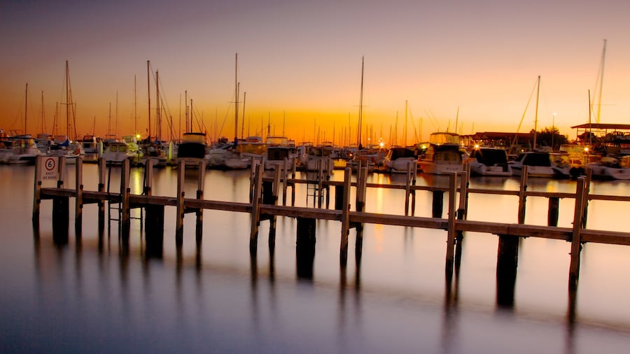Scheepshaven van Hillarys bevat een baai of haven, een kuststadje en skyline