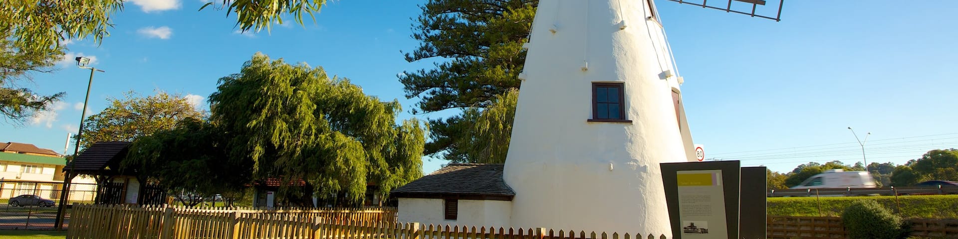 Old Mill das einen historische Architektur und Windmühle