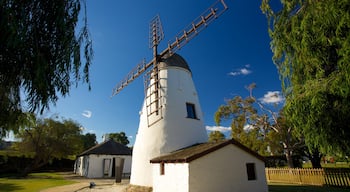 Old Mill presenterar en kvarn och ett monument