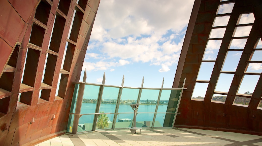 Swan Bells Belltower que incluye arquitectura moderna y vistas