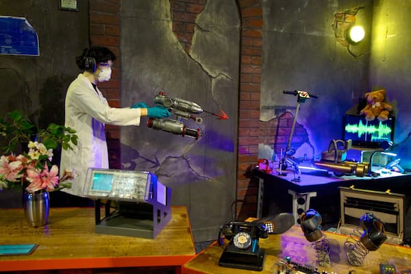 SCITECH Discovery Centre welches beinhaltet Innenansichten sowie einzelner Mann
