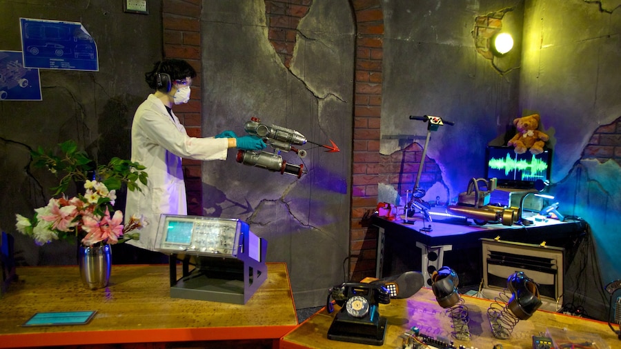 SCITECH Discovery Centre que incluye vista interna y también un hombre