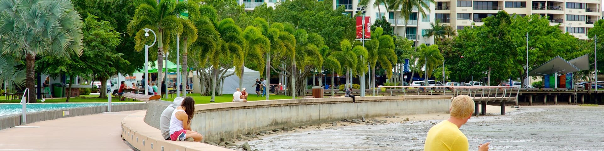 Esplanade Lagoon showing a hotel and a coastal town