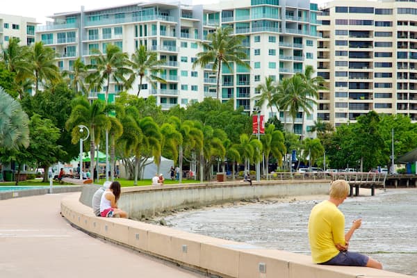 Esplanade Lagoon mettant en vedette ville côtière et hôtel