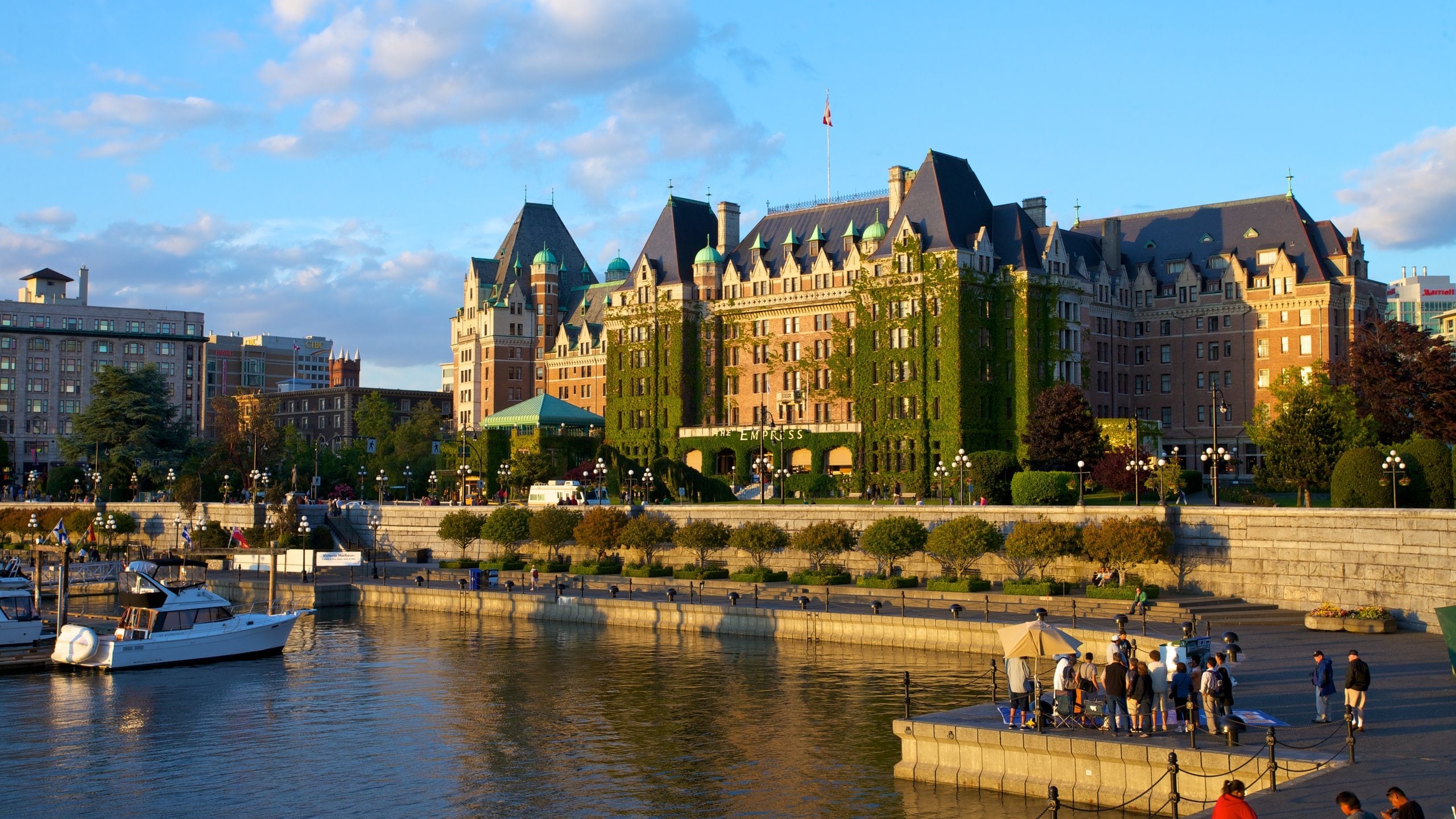 Inner Harbour que incluye una ciudad costera, paseos en lancha y castillo o palacio