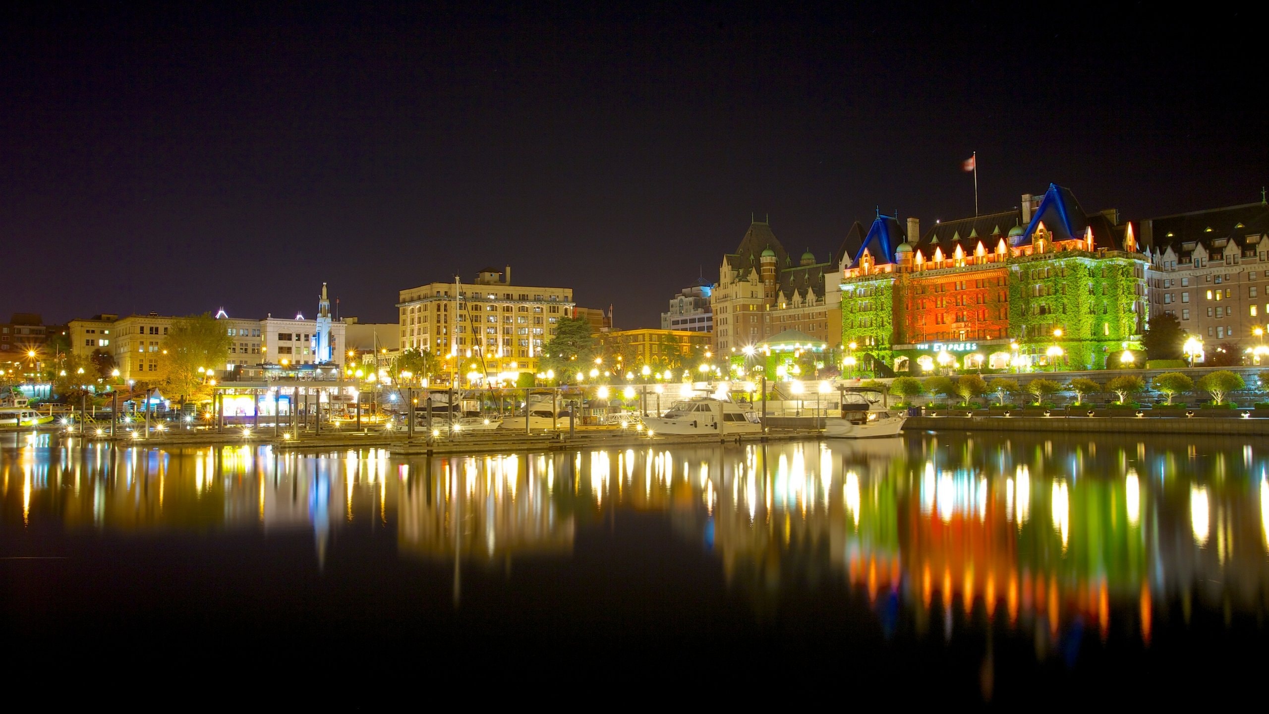 Inner Harbour mostrando escenas nocturnas, arquitectura moderna y una bahía o puerto