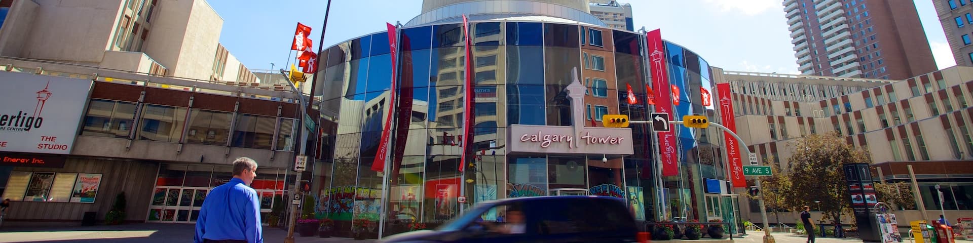 Calgary Tower mettant en vedette scĂšnes de rue et ville aussi bien que homme