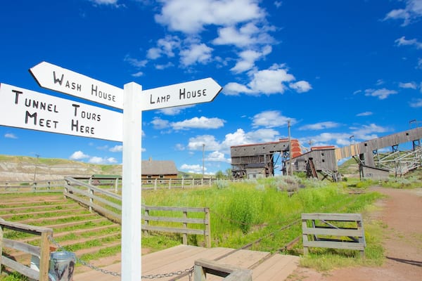 Atlas Coal Mine National Historic Site welches beinhaltet ruhige Szenerie, Beschilderung und industrielle Elemente
