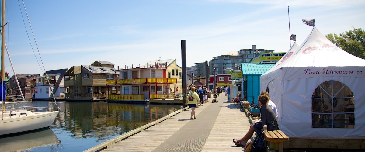 Victoria showing a coastal town and a marina
