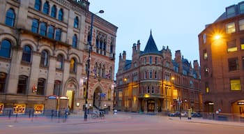 Albert Square som inkluderar historisk arkitektur, en stad och ett torg