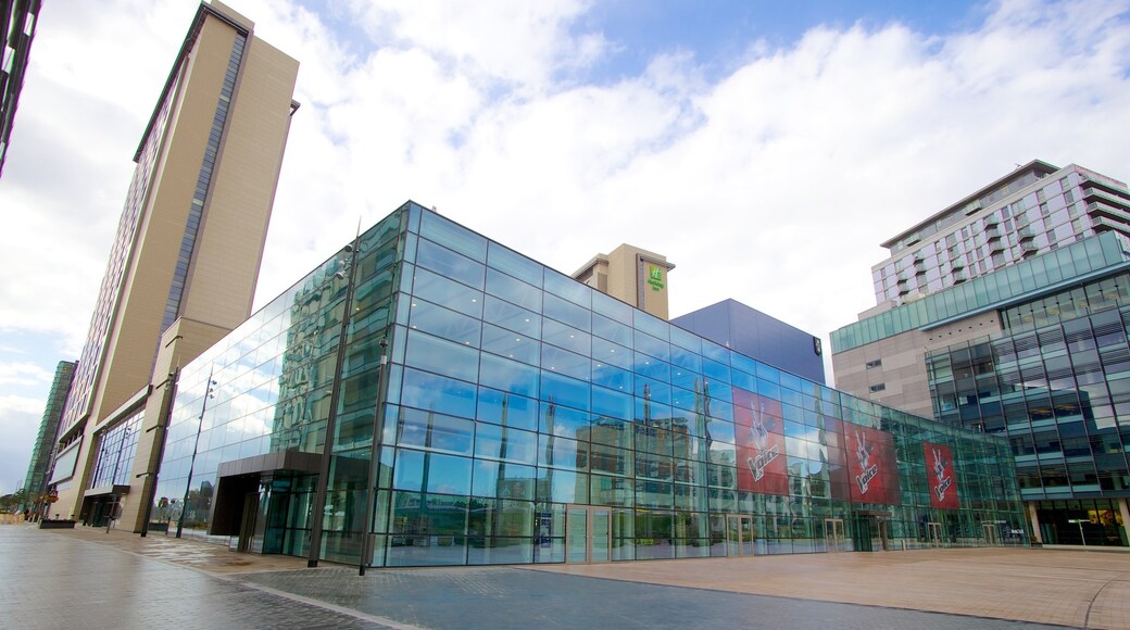 MediaCityUK, Salford, England, Storbritannien som omfatter moderne arkitektur, en by og teaterliv