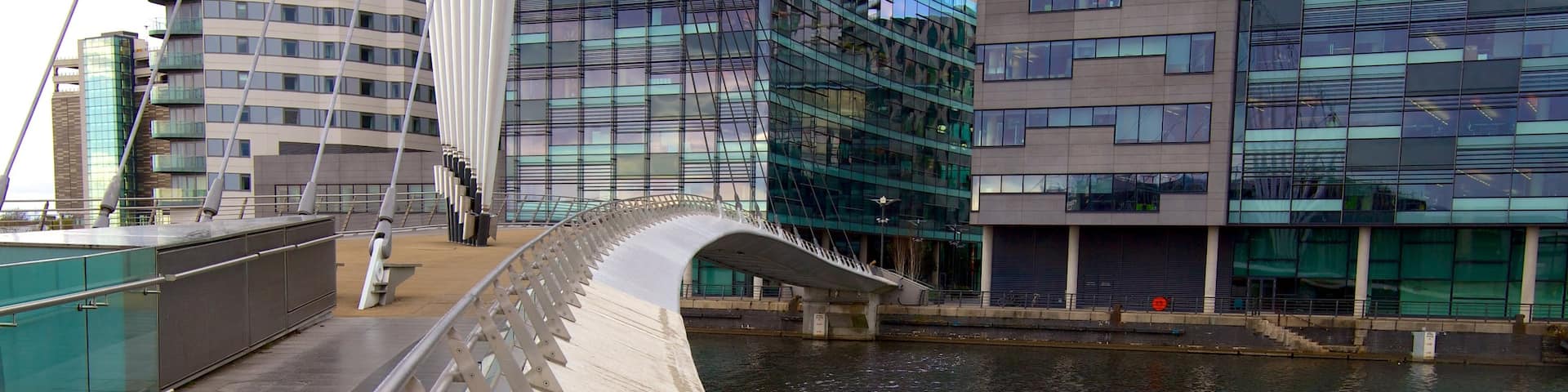 MediaCityUK mettant en vedette architecture moderne, ville et rivière ou ruisseau