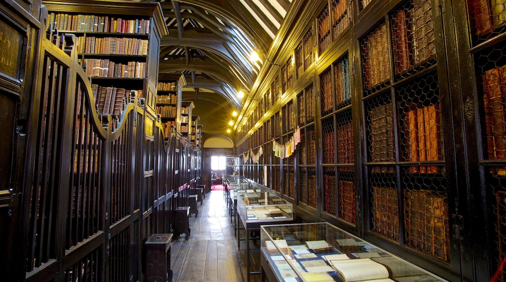 Chetham\'s Library que incluye vista interna