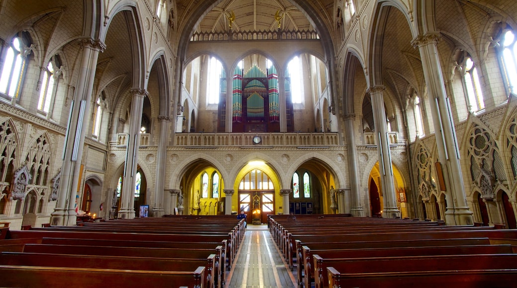 Inglaterra ofreciendo vistas interiores, elementos religiosos y una iglesia o catedral