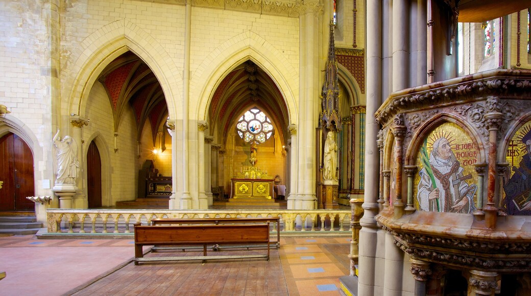 Inglaterra mostrando vistas interiores, una iglesia o catedral y aspectos religiosos