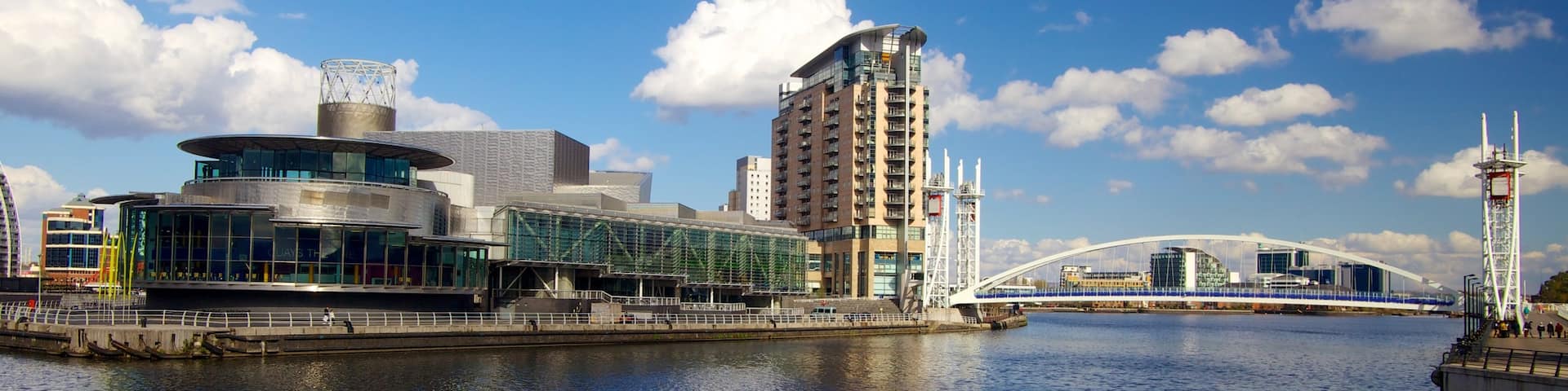 Imperial War Museum North welches beinhaltet Fluss oder Bach, BrĂŒcke und Stadt