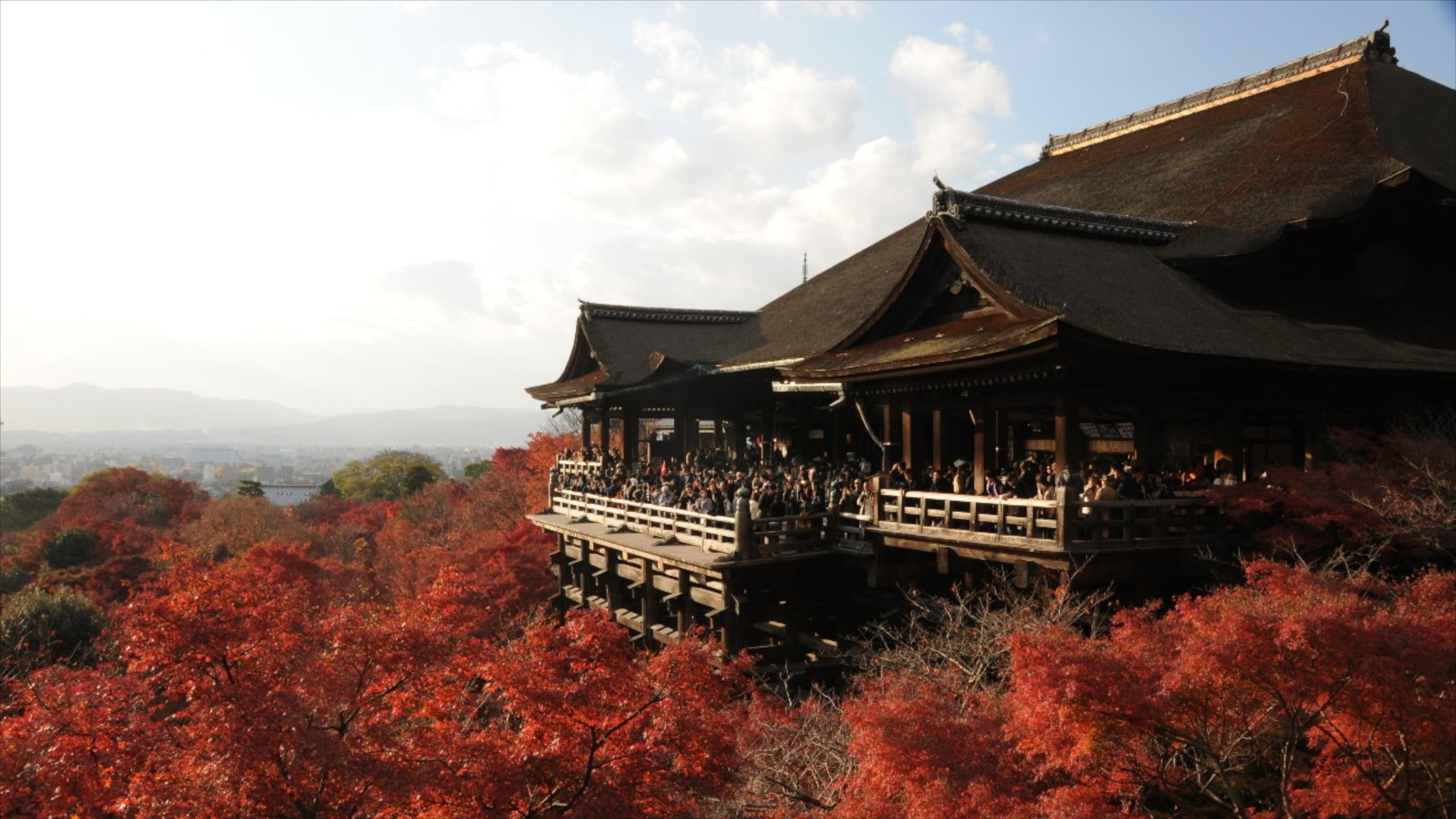 Templo Kiyomizu ofreciendo un templo o lugar de culto y elementos religiosos