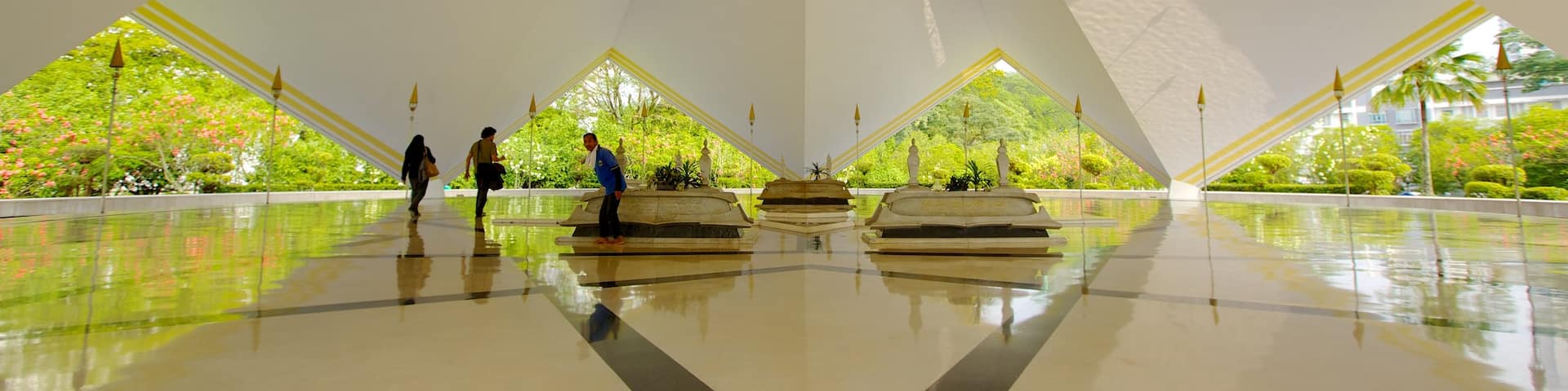 National Mosque which includes a mosque, interior views and religious aspects