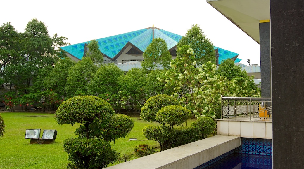 National Mosque showing a park, a mosque and modern architecture