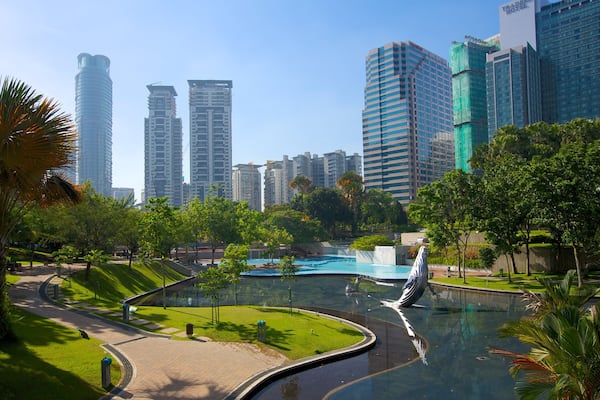 Parc KLCC qui includes ville, jardin et mare
