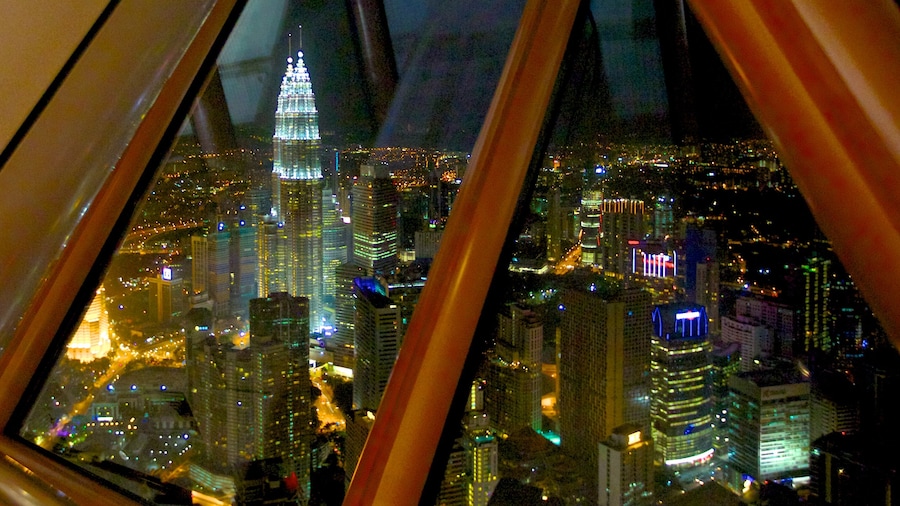 Torre de Kuala Lumpur caracterizando paisagens, um edifĂcio e cenas noturnas