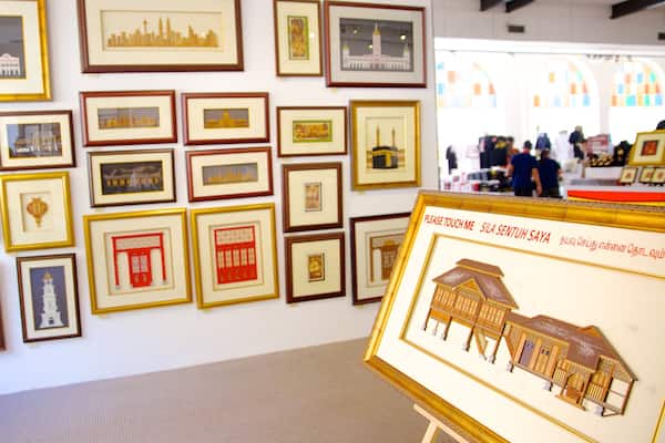 マレーシア国立美術館 表示 屋内の眺め と アート